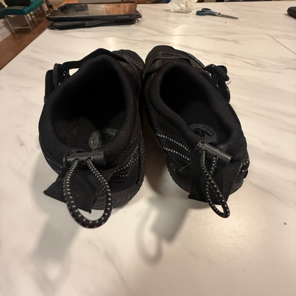 Body Glove Men’s 8.5 Water Shoes Sandals similar to those sold at Carnival - Picture 6 of 8